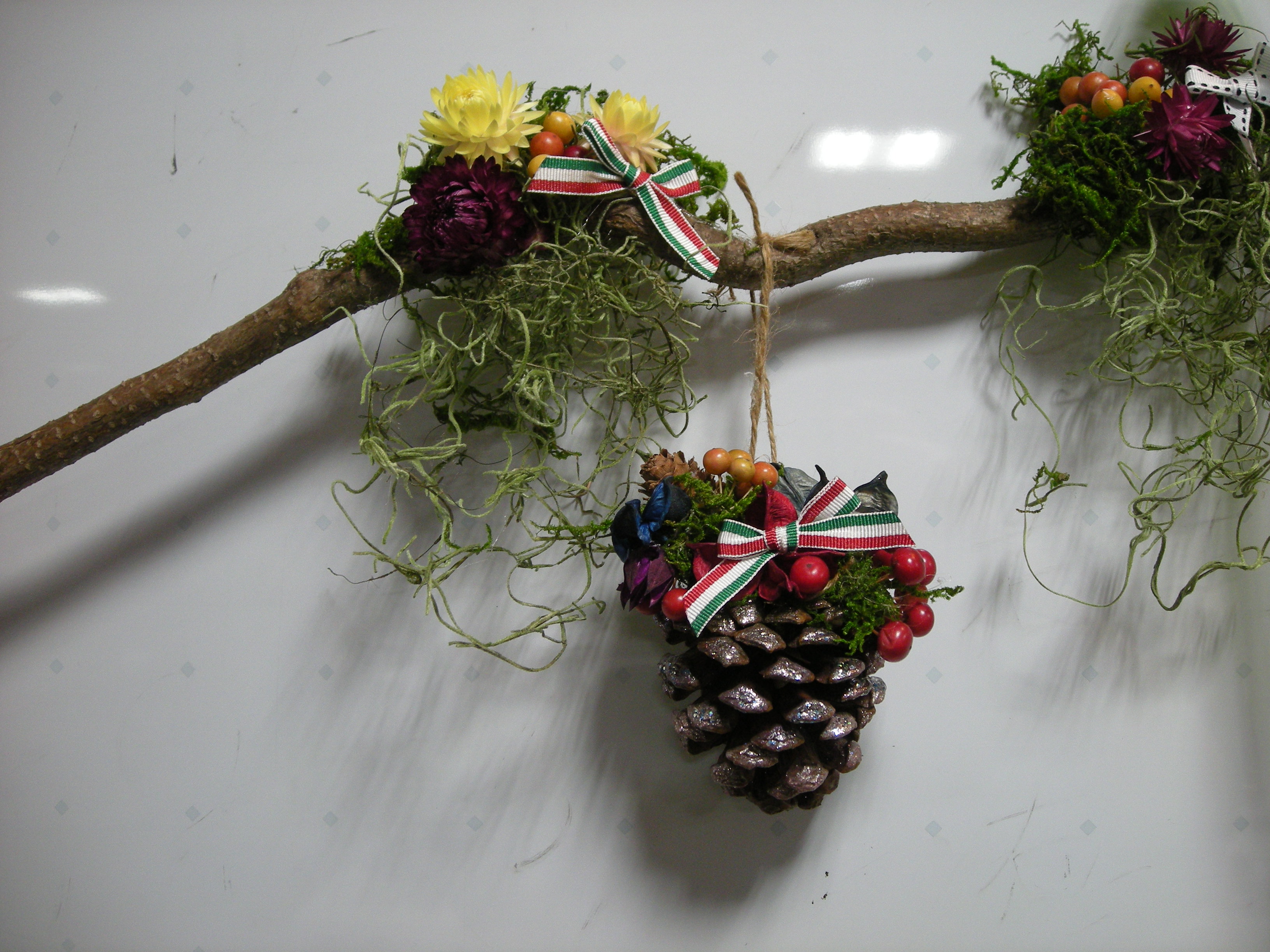 生け花に使う山帰来（サンキライ）に木の実やドライの花をデコりました。どれも素敵な生徒作品です。